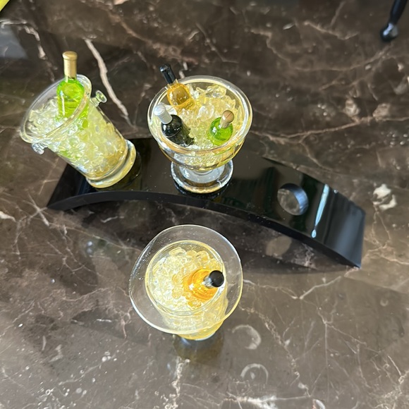 Set of 3 acrylic wine stoppers with stand. - Picture 2 of 4